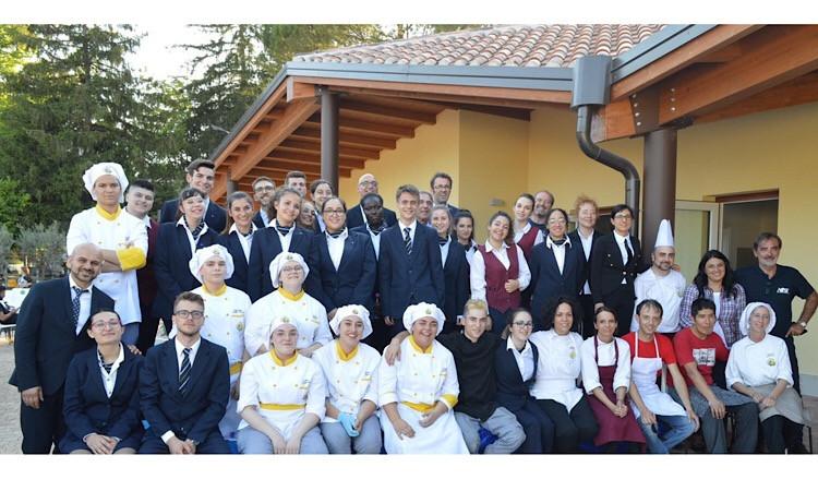 Inaugurazione della scuola a Muccia: l’iniziativa dell’Alberghiero “G.Varnelli” di Cingoli Inaugurazione della scuola a Muccia: l’iniziativa dell’Alberghiero “G.Varnelli” di Cingoli