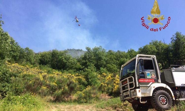 Ancora attivo l’incendio di Fiuminata: si risvegliano alcuni focolai Ancora attivo l’incendio di Fiuminata: si risvegliano alcuni focolai