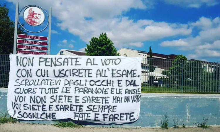 Civitanova, dedica speciale ai maturandi dallo scrittore Pirro: "Voi non sarete mai un voto" Civitanova, dedica speciale ai maturandi dallo scrittore Pirro: "Voi non sarete mai un voto"