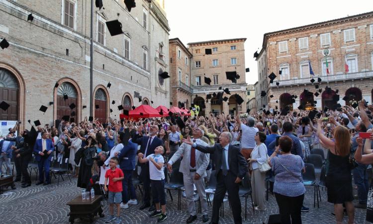Macerata, oltre mille in piazza della Libertà per la "Giornata del Laureato" Macerata, oltre mille in piazza della Libertà per la "Giornata del Laureato"