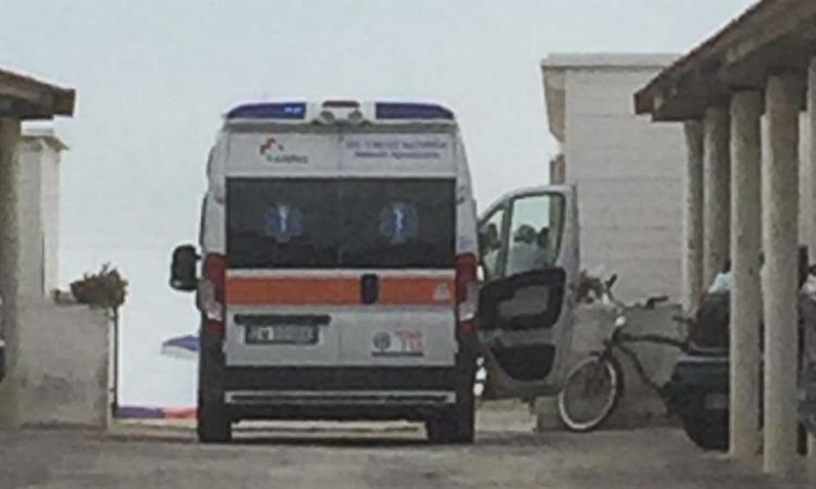 Porto Recanati, uomo accusa malore mentre fa il bagno in mare