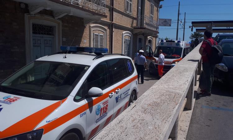 Porto Potenza, paura in uno chalet. Bambino di 4 anni rischia di annegare: salvato dal bagnino Porto Potenza, paura in uno chalet. Bambino di 4 anni rischia di annegare: salvato dal bagnino
