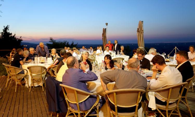 A Pollenza, alla presenza del Vescovo Massara, la cena per suggellare la perfetta riuscita della visita del Santo Padre a Camerino (FOTO) A Pollenza, alla presenza del Vescovo Massara, la cena per suggellare la perfetta riuscita della visita del Santo Padre a Camerino (FOTO)