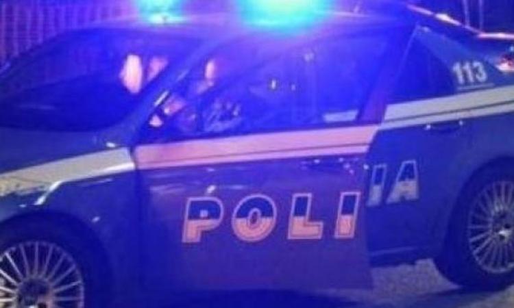 Cadavere di una donna rinvenuto in mare nella notte: indaga la Polizia