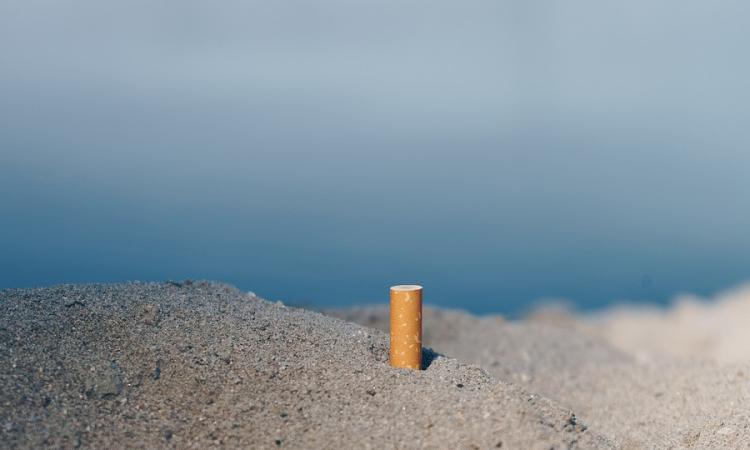 Stop al fumo su arenili, spiagge libere e aree costiere: la proposta del PD