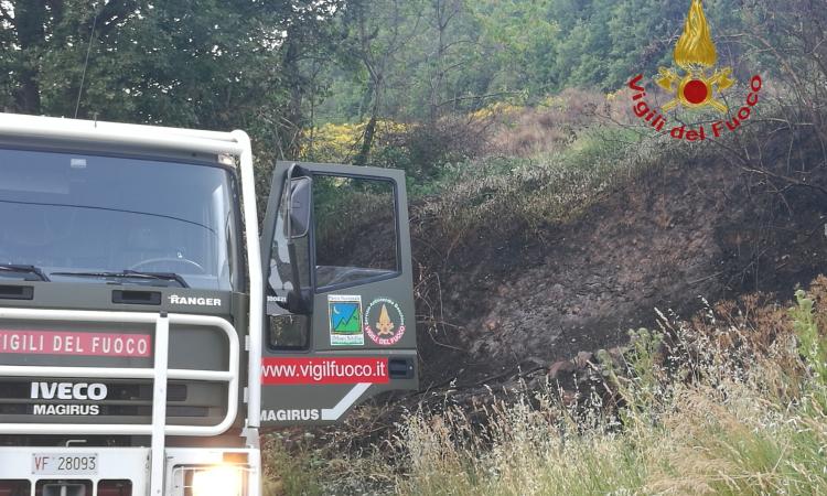 Valfornace, incendio all'interno del Parco dei Monti Sibillini (FOTO) Valfornace, incendio all'interno del Parco dei Monti Sibillini (FOTO)
