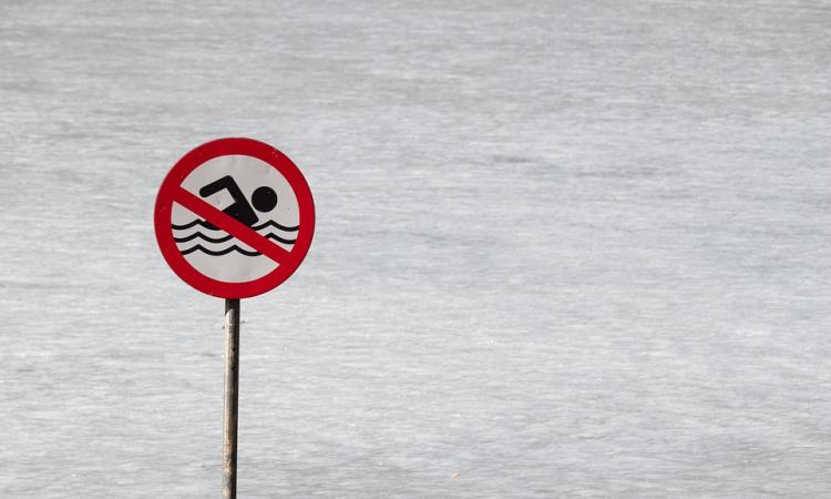 Divieto di balneazione a Civitanova dal G7 al Golden Beach: "Ipotesi sversamenti abusivi"