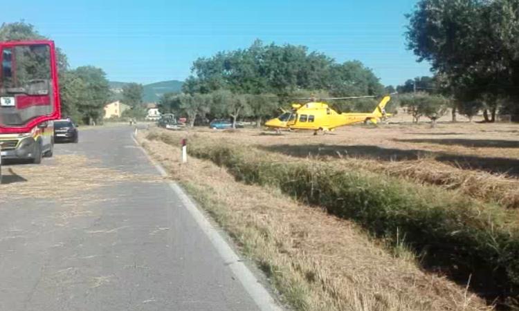Carambola lungo la Cingolana, paura per un 20enne: arriva l'eliambulanza