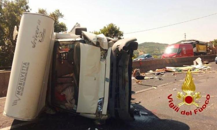 Incidente sul raccordo Perugia A1: grave una 15enne di Macerata