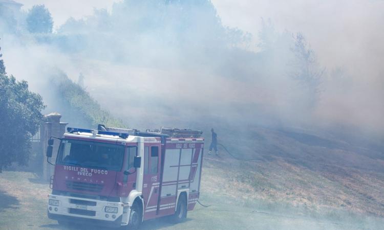 La FOTOCRONACA del vasto incendio che ha interessato la collina dell'Abbadia di Fiastra La FOTOCRONACA del vasto incendio che ha interessato la collina dell'Abbadia di Fiastra