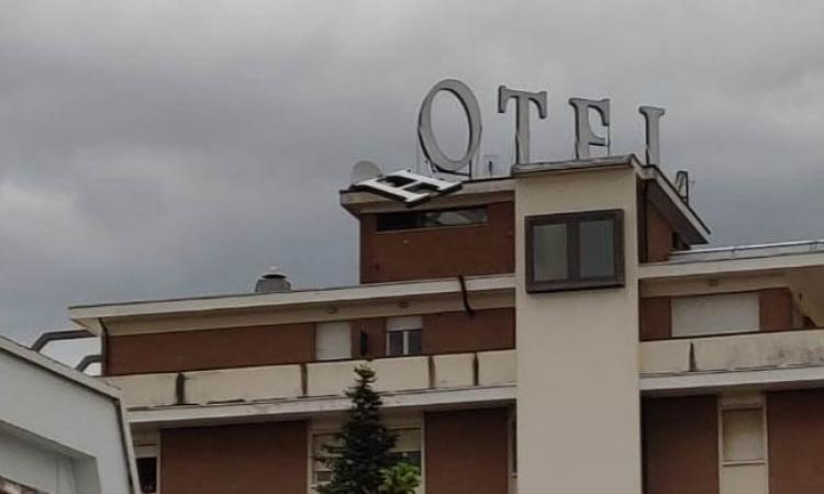 In bilico sul tetto l'"H" dell'insegna dell'Hotel Recina a Montecassiano (FOTO)