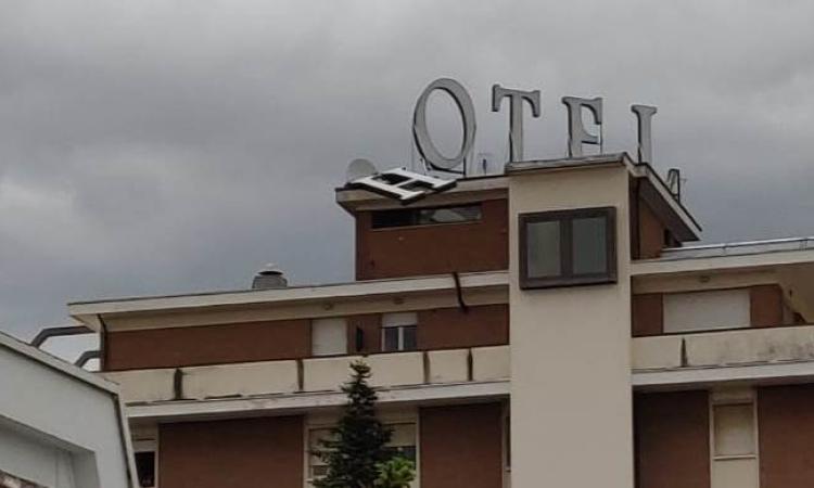 In bilico sul tetto l'"H" dell'insegna dell'Hotel Recina a Montecassiano (FOTO) In bilico sul tetto l'"H" dell'insegna dell'Hotel Recina a Montecassiano (FOTO)