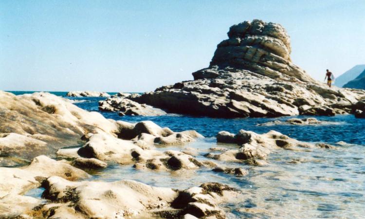 15enne violentata sulla spiaggia del Passetto ad Ancona
