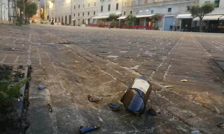 Macerata, Far West in Piazza Mazzini. Scoppia una violenta rissa: 2 feriti uno in gravi condizioni (FOTO)