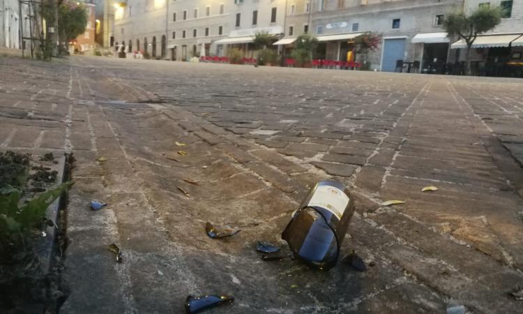 Macerata, Far West in Piazza Mazzini. Scoppia una violenta rissa: 2 feriti uno in gravi condizioni (FOTO) Macerata, Far West in Piazza Mazzini. Scoppia una violenta rissa: 2 feriti uno in gravi condizioni (FOTO)
