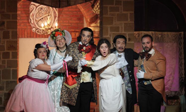 Camporotondo di Fiastrone, piazza San Marco gremita per la prima di "La Cenerentola" Camporotondo di Fiastrone, piazza San Marco gremita per la prima di "La Cenerentola"