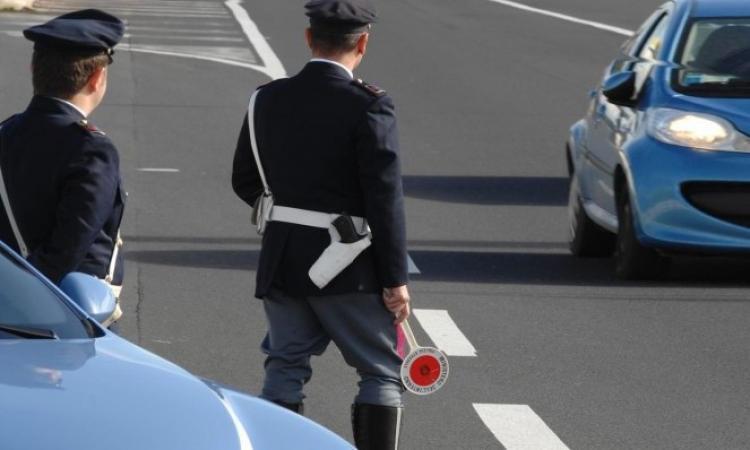 Civitanova, trasporta persone sul pianale dell'autocarro in A14: nei guai il conducente Civitanova, trasporta persone sul pianale dell'autocarro in A14: nei guai il conducente