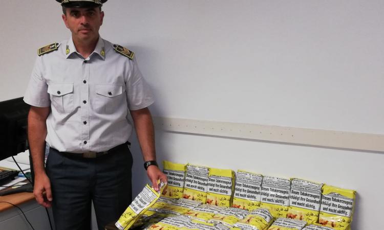 Blitz della Guardia di Finanza all'Hotel House: trovati 19 chili di tabacco da contrabbando