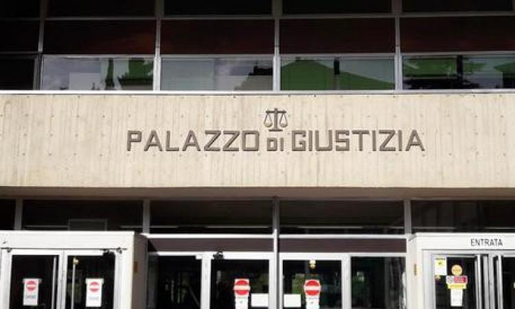 Morte della 19enne Azka Riaz, si aggrava la posizione del padre: "Fu omicidio volontario" Morte della 19enne Azka Riaz, si aggrava la posizione del padre: "Fu omicidio volontario"