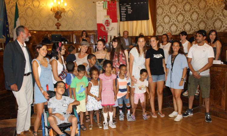 Macerata, solidarietà al popolo saharawi: la visita in Consiglio comunale dei bambini del campo profughi Macerata, solidarietà al popolo saharawi: la visita in Consiglio comunale dei bambini del campo profughi