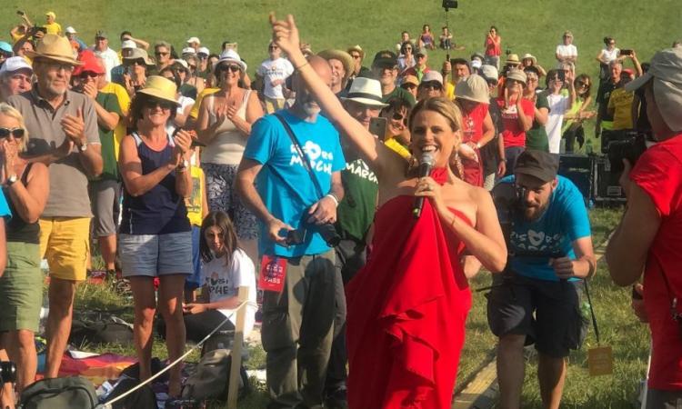 La voce di Tosca "attraversa il mondo": grande successo per la terza tappa di RisorgiMarche (Fotogallery) La voce di Tosca "attraversa il mondo": grande successo per la terza tappa di RisorgiMarche (Fotogallery)