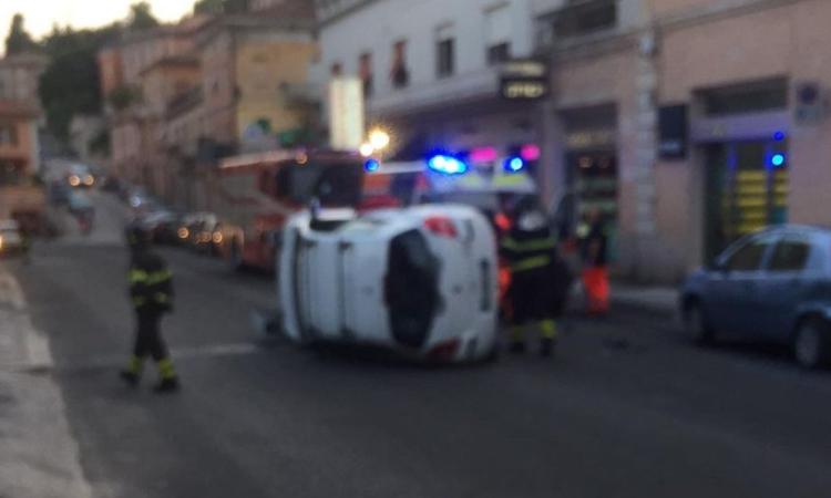 Macerata, si ribalta con l'auto in via Roma: traffico bloccato