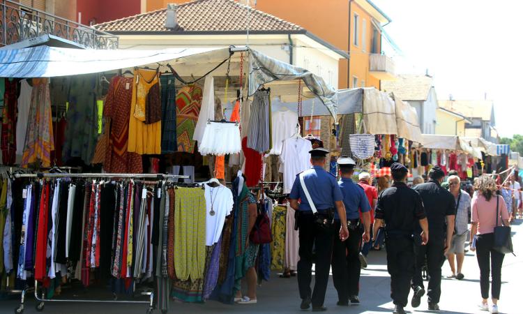 Controlli dei Carabinieri a Potenza Picena per il contrasto del commercio ambulante e abusivo (FOTO E VIDEO)