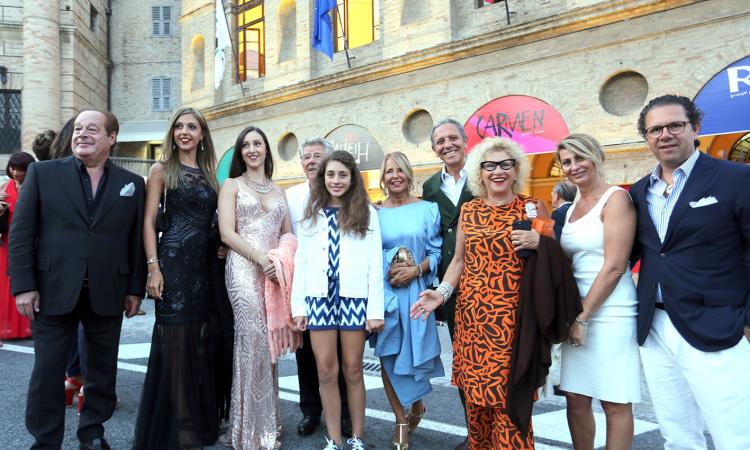 Trionfo di eleganza per la prima di Carmen allo Sferisterio di Macerata (FOTO E VIDEO) Trionfo di eleganza per la prima di Carmen allo Sferisterio di Macerata (FOTO E VIDEO)