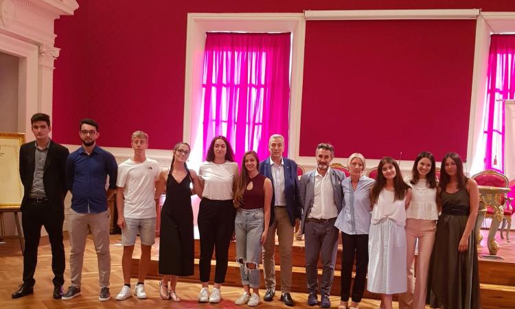 Recanati, l'Amministrazione premia i neodiplomati degli istituti superiori Recanati, l'Amministrazione premia i neodiplomati degli istituti superiori