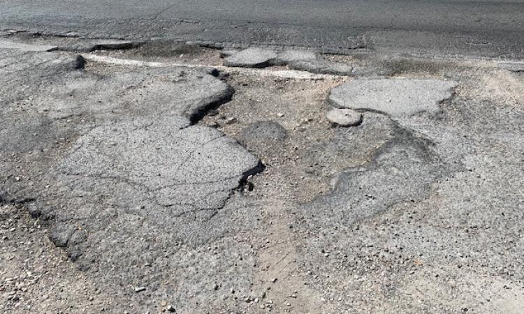Buche e dissesti stradali in via Fausti Bonifazio a Corridonia, i cittadini: "Intervenire prima possibile"