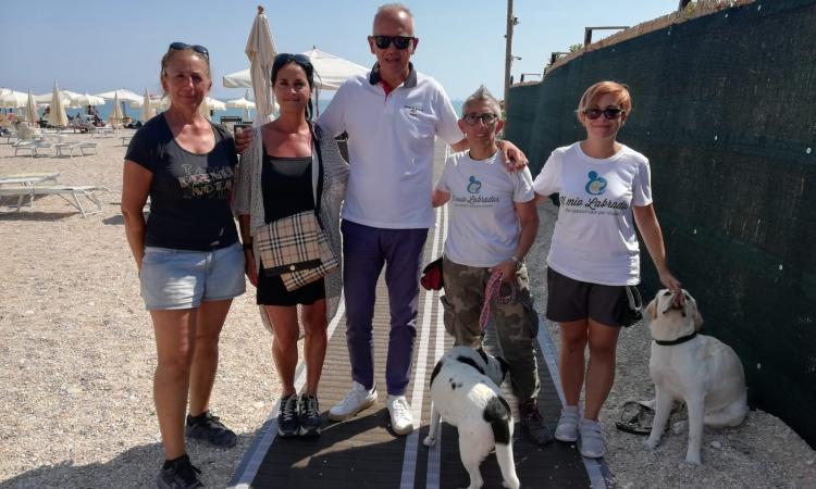 Accessibilità in spiaggia: a Civitanova installata un'altra passerella (FOTO)