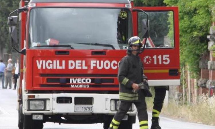 Visso, brucia il bosco: Vigili del Fuoco in azione