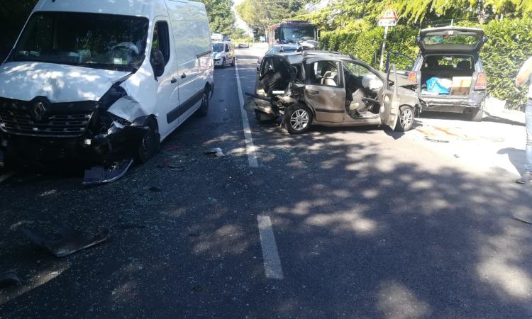 Macerata, scontro tra furgone e auto genera carambola che coinvolge più vetture: arriva l'eliambulanza (FOTO e VIDEO)