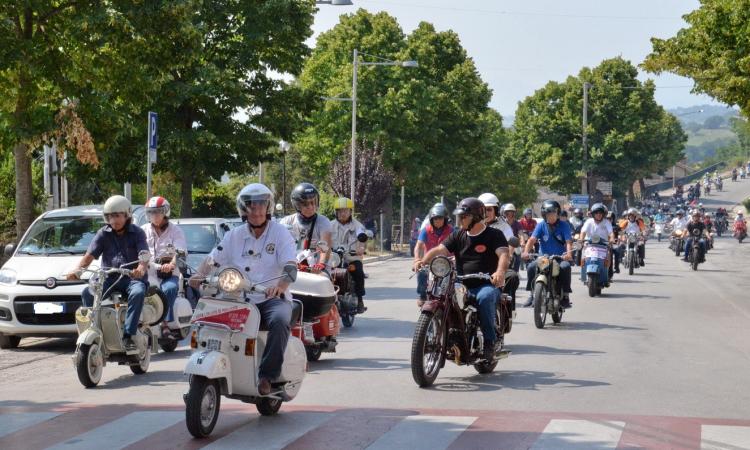A Colmurano torna il raduno di auto e moto d'epoca (FOTO)