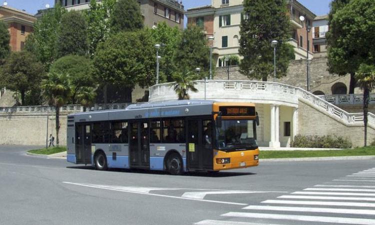 Macerata, terminal bus ai giardini Diaz: nuova segnaletica per la corsia delle auto Macerata, terminal bus ai giardini Diaz: nuova segnaletica per la corsia delle auto