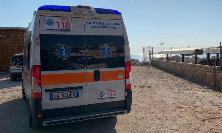 Porto Recanati, 80enne rischia di annegare: salvata dalla Croce Azzurra Porto Recanati, 80enne rischia di annegare: salvata dalla Croce Azzurra