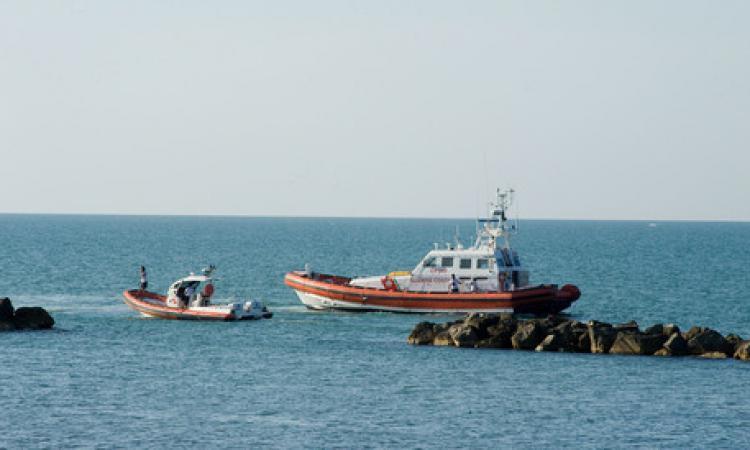 Civitanova, comandante di un peschereccio accusa un malore: corsa contro il tempo della Guardia Costiera Civitanova, comandante di un peschereccio accusa un malore: corsa contro il tempo della Guardia Costiera