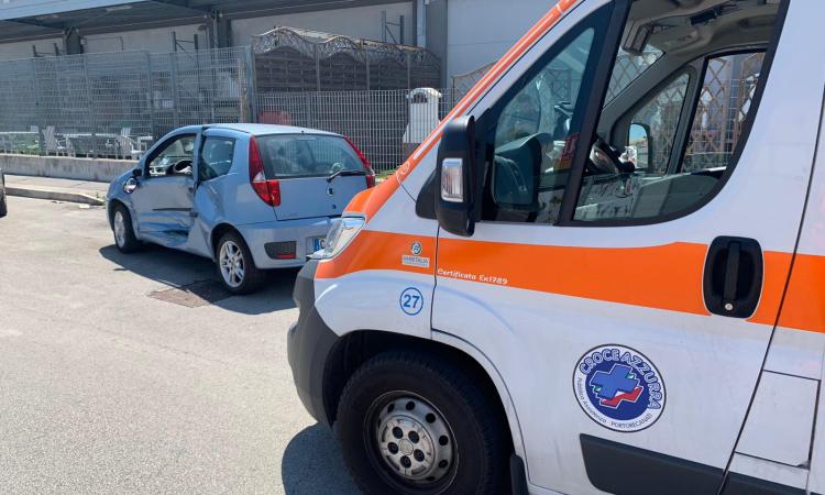 Porto Recanati, camion sfonda fiancata di una Fiat Punto: 30enne al pronto soccorso