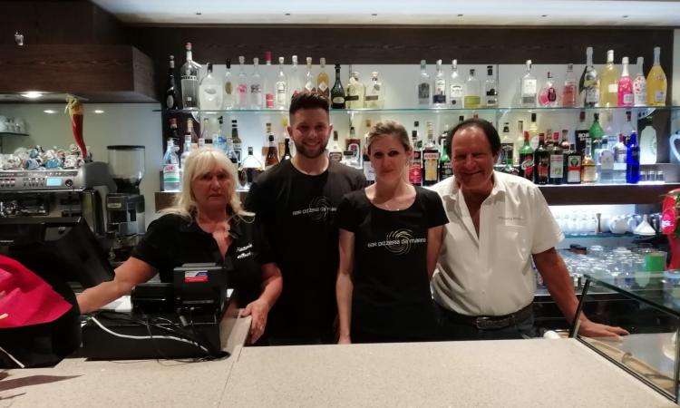 Sarnano, grande festa per i 50 anni di attività del bar-pizzeria "Da Marino" (FOTO)