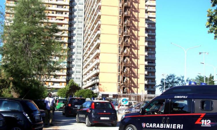 Occupavano abusivamente uno degli appartamenti dell'Hotel House: nei guai quattro persone