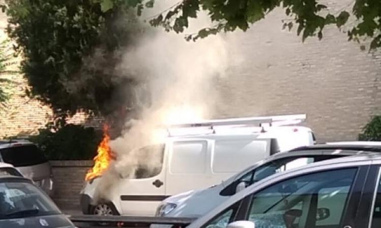 Civitanova Alta, furgone a fuoco nel parcheggio: Vigili del Fuoco in azione