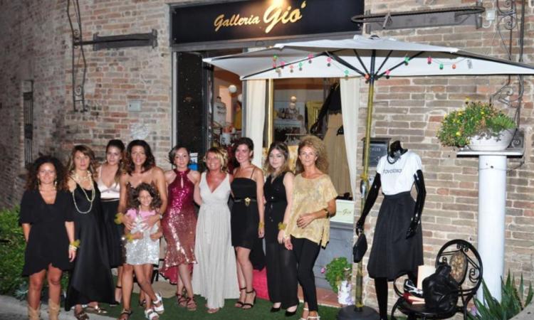 Sarnano, "Galleria Giò" festeggia i 2 anni di attività con un flash mob (FOTO) Sarnano, "Galleria Giò" festeggia i 2 anni di attività con un flash mob (FOTO)