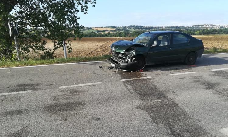 Corridonia, tamponamento tra auto e furgone: un uomo trasportato a Torrette (FOTO)