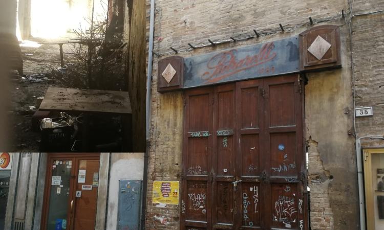 Macerata, discarica a cielo aperto nel centralissimo corso della Repubblica: commercianti in rivolta Macerata, discarica a cielo aperto nel centralissimo corso della Repubblica: commercianti in rivolta