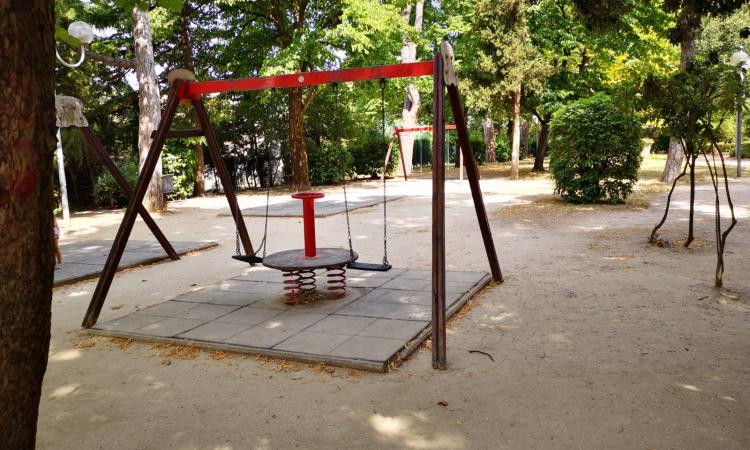 Vandali in azione ai giardini pubblici di San Severino: ripresi dalle telecamere