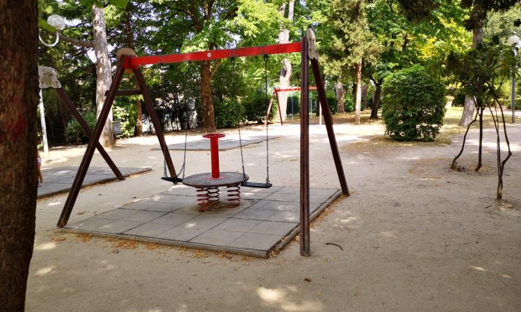 Vandali in azione ai giardini pubblici di San Severino: ripresi dalle telecamere Vandali in azione ai giardini pubblici di San Severino: ripresi dalle telecamere