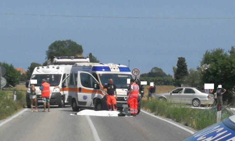 Tragedia lungo la Strada Regina, auto contro moto: muore un 40enne (FOTO)