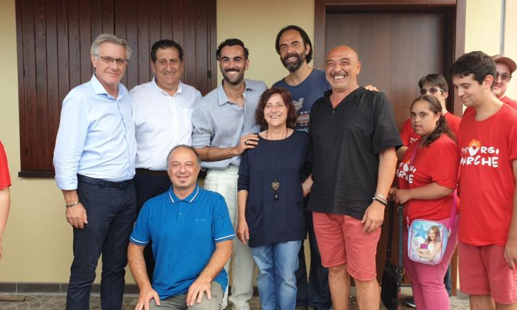 San Ginesio, Marco Mengoni a sorpresa nelle SAE: ai fan regala un concerto chitarra e voce (FOTO)