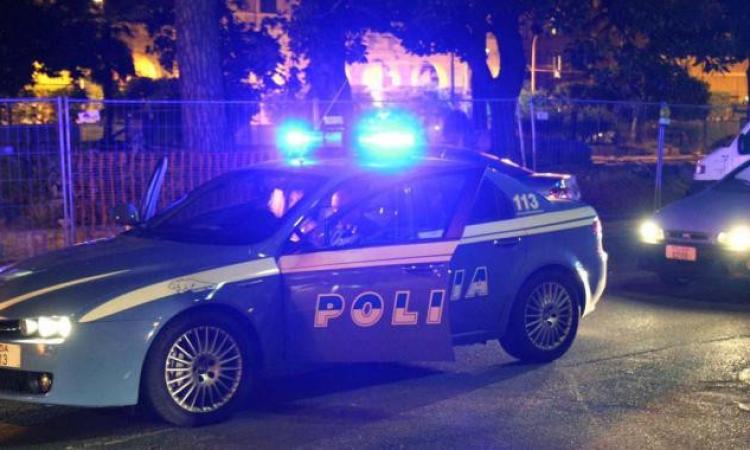 Notte di follia a Macerata, 58enne ubriaco semina il caos in un bar e aggredisce gli agenti: arrestato