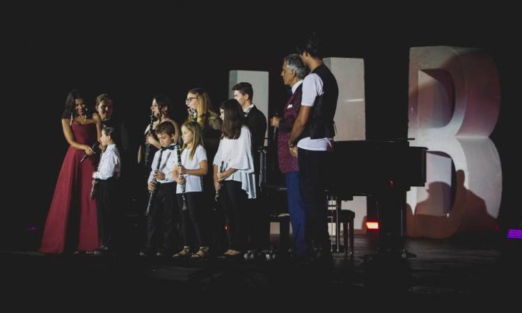 Camerino, giovani musicisti del "Nelio Biondi" sul palco con Andrea Bocelli Camerino, giovani musicisti del "Nelio Biondi" sul palco con Andrea Bocelli